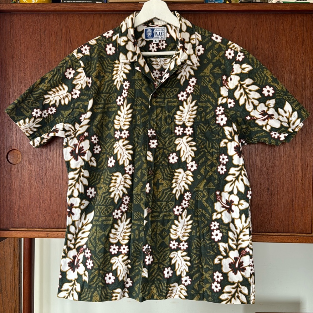 Styled BY RJC LTD. Made in Hawaii USA. Vintage retro Hawaiian short sleeve shirt